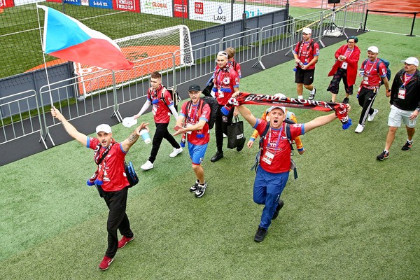 The players for the Homeless 토토사이트 설탕 Cup are making their entrance. ⓒ Jeong Ju-hyeon