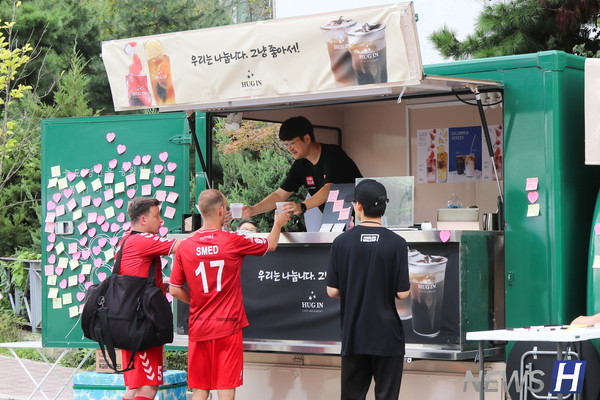 ▲ 토토사이트 운영 썰이 진행되는 동안 푸드트럭도 함께 열려 선수들과 학생들의 허기를 채웠다. 한 푸드트럭에서는 응원 메시지와 함께 무료로 커피와 아이스티를 나눠주기도 했다.