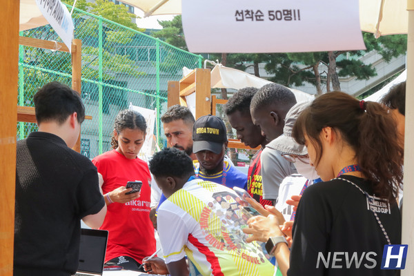 ▲ 한 부스에서 선착순 50명에게 무료로 지갑을 나눠주는 이벤트를 진행하고 있다.