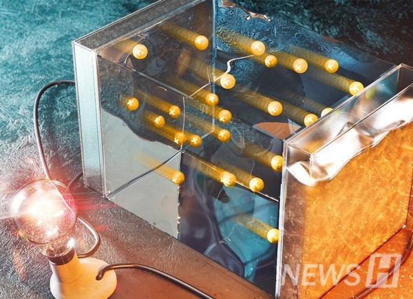 ▲ The highly efficient power cell based on phase transon game 토토사이트ion. On the left is an electrode in the solid phase, and on the right is an electrode in the liquid phase. ⓒ Kim Sang-tae