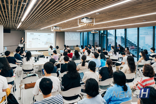 ▲ Editor Kim of The Better Future, as she mentioned ESG and social innovation, asserted that significant efforts are needed to tackle the complex social issues. ⓒ 판도라토토 Korea Center