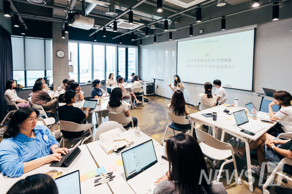 ▲ 판도라토토 signature day’ 행사 참여자들은 각자가 인상 깊게 읽은 기사를 소개하고, 지식에 대해 깊이 고민하는 시간을 가졌다. ⓒ 판도라토토 Korea 센터