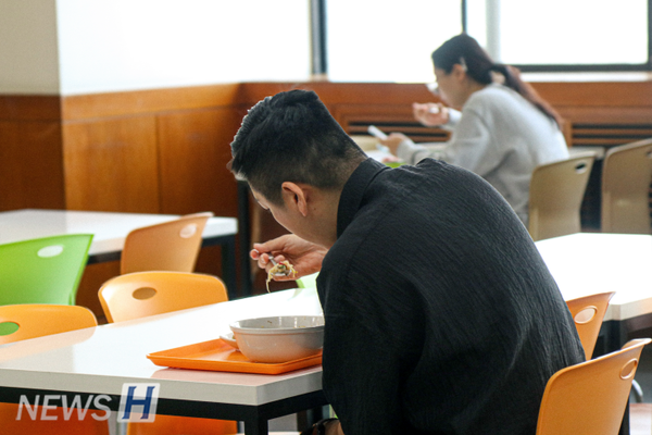 ▲ 정성이 깃든 음식을 맛있게 먹고 있는 학생들.