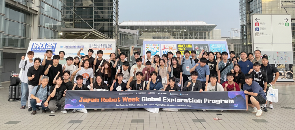 지난 19일부터 21일까지 일본 동경에서 개최된 ‘Japan Robot Week 2024’에서 지능형로봇 혁신융합대학의 참여 교원과 학생들이 기념촬영을 하고 있다. (사진제공=한양대 ERICA)