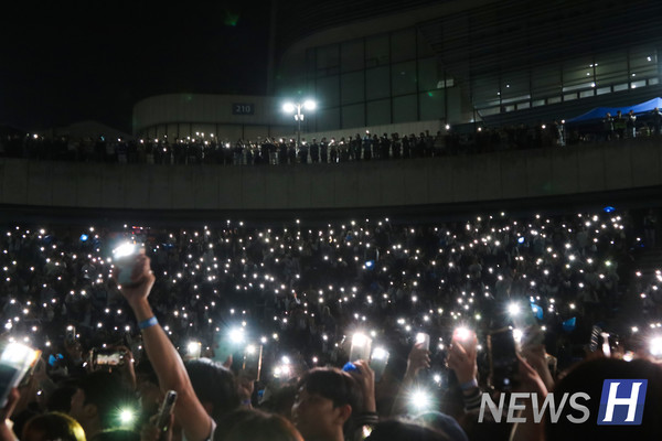 ▲ 애한제의 끝을 보내며 수놓인 무수한 별빛들. 이날만큼은 라이브 바카라인 한명 한명이 가을 밤하늘의 은하수로 빛났다.