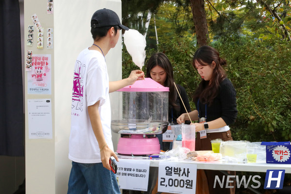 ▲ 경영대학 학생회 '하루' 부원들이 축제 분위기를 물씬 풍기는 간식 거리를 준비하고 있다.