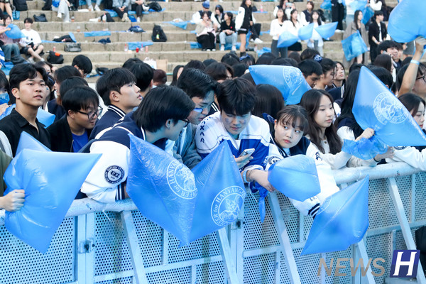 ▲ 응원제를 위해 학생들이 응원 봉지를 쥐고 삼삼오오 노천극장으로 몰려들었다.