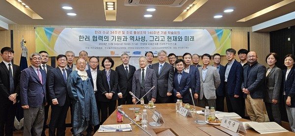▲ 지난 10월 4일에 한러 수교 34주년 및 조로통상조약 140주년 기념학술회의를 진행하며 찍은 기념 사진이다. 본 회의를 통해 한·러 협력을 기념하고 각 지역 간의 미래를 도모했다. ⓒ 토토사이트 세션