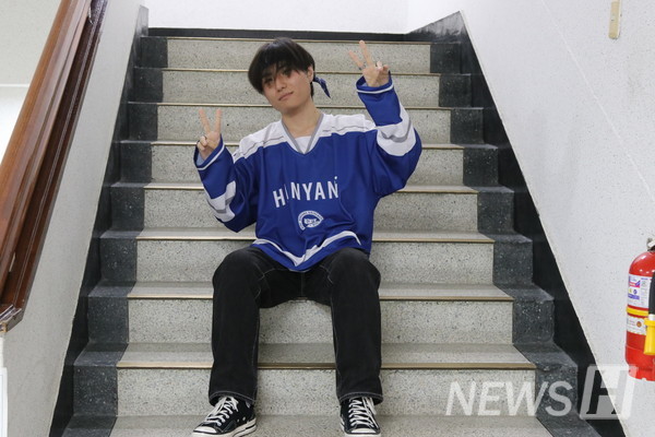 ▲ 양 레이몬드(국제학부 2) 씨는 축제를 맞아 반다나와 하키복으로 코디를 맞췄다. ⓒ 서은재 기자