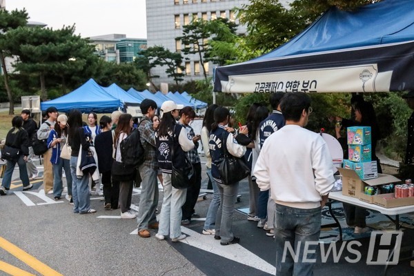 ▲ 인문과학대학, 자연과학대학, 사회과학대학과 사범대학의 연합축제인 고공제 부스에 많은 토르 토토이 몰렸다. ⓒ 신문정 기자