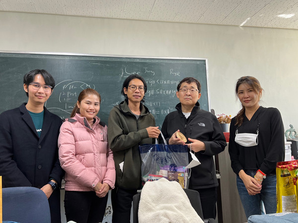 ▲ 박 교수는 2022년 10월 태국 파야오대 연구팀 7인과 공동연구를 진행한 바 있다. ⓒ 박춘길 교수