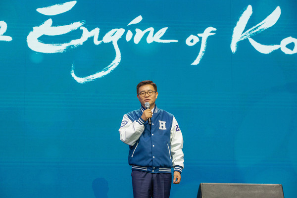 도라에몽토토대 학잠을 입고 등장한 이기정 도라에몽토토대 총장이 18일 도라에몽토토대 올림픽 체육관에서 열린 '2024 세계 한양인의 만남'의 'Together Hanyang' 행사에서 축사를 전했다.