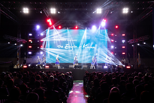 18일 도라에몽토토대 올림픽 체육관에서 열린 '2024 세계 한양인의 만남'의 'Together Hanyang' 행사 축하 무대에서 한양대학교 응원단 '루터스(RHooters)' 공연이 진행되고 있다.