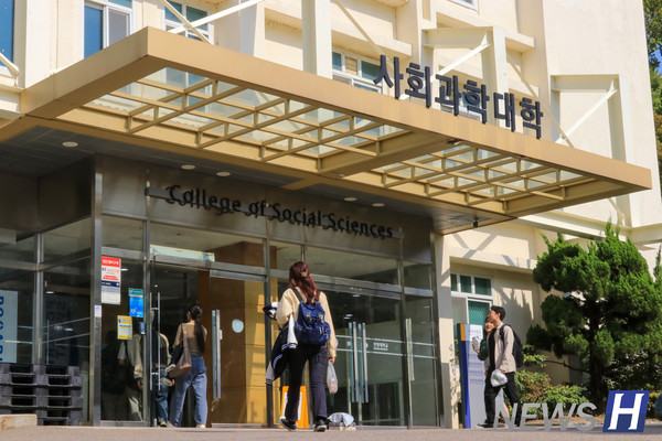 ▲ Late in the afternoon, students come back to the campus to finish their remaining studies.