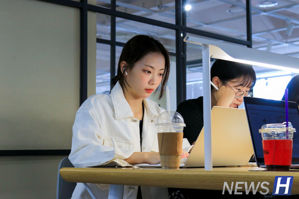 ▲ A student is reviewing materials from the class she took during the day.