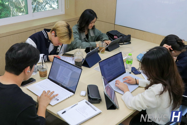 ▲ Students are working on their assignments with their like-minded friends.