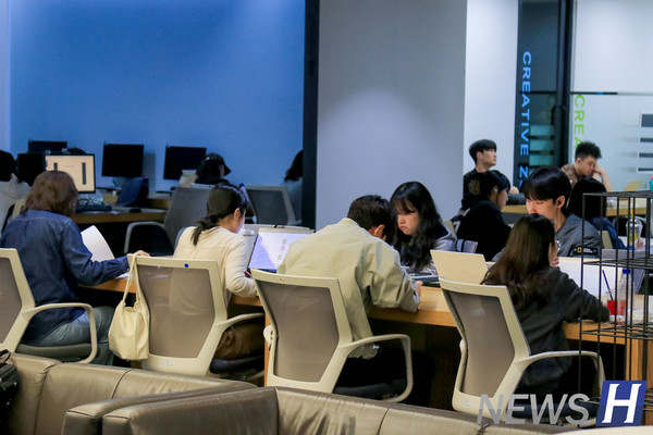 ▲ Despite this, the library lounge is still filled with students studying on their own.
