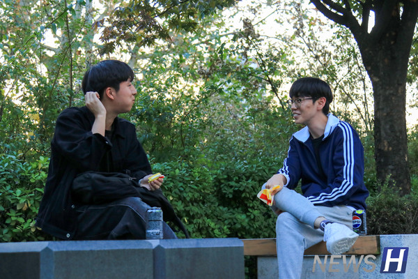 ▲ While it is good to study for exams, how about letting go of some of your stress with snacks and the autumn breeze?