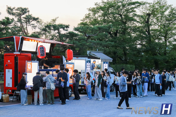 ▲ At the same time, in Hanmadang, the General Student Council distributed 200 portions of takoyaki, churros, and ice cream through a food truck as part of a snack project for Hanyang students.
