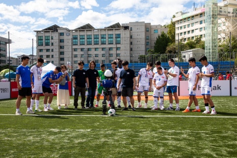 한재권 교수가 이끄는 로봇 연구팀 ‘히어로즈(HERoEHS / Hanyang ERICA Robot Engineering for Human Society)’에서 제작한 휴머노이드 로봇 ‘앨리스(ALICE)’의 시축