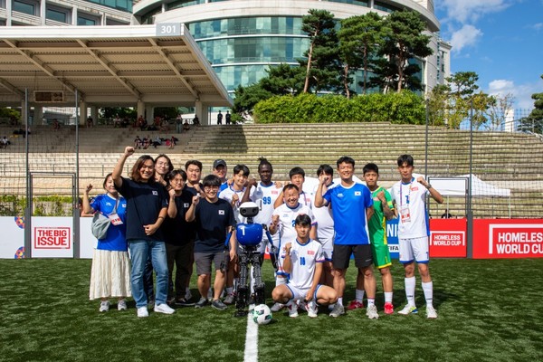 한재권 교수가 이끄는 로봇 연구팀 ‘히어로즈(HERoEHS / Hanyang ERICA Robot Engineering for Human Society)’와 휴머노이드 로봇 ‘앨리스(ALICE)’, 팀코리아 단체 사진