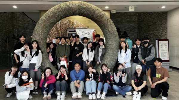 4월 13일 기지시 줄다리기 축제에 참여한 문화인류학과 학생들이 기지시 줄다리기 박물관에 방문했다.