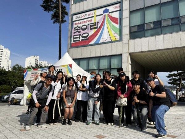 6월 8일~9일 강릉단오제에 참여한 문화인류학과 학생들이 강릉단오제전수교육관에서 사진을 찍고 있다.