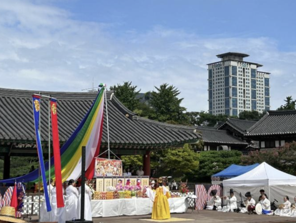 9월 17일 남산골한옥마을에서 열린 남산골 한가위 축제에서 서울천신굿이 시연되고 있다.