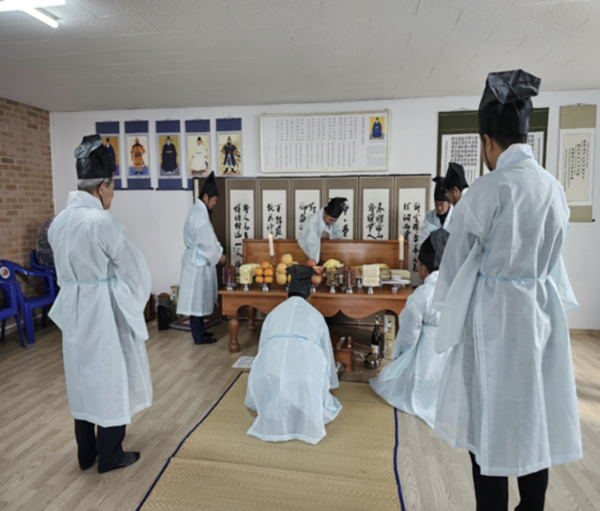 9월 17일 경기도 안양의 불교 사찰 한마음선원에서 합동 차례를 올리고 있다.