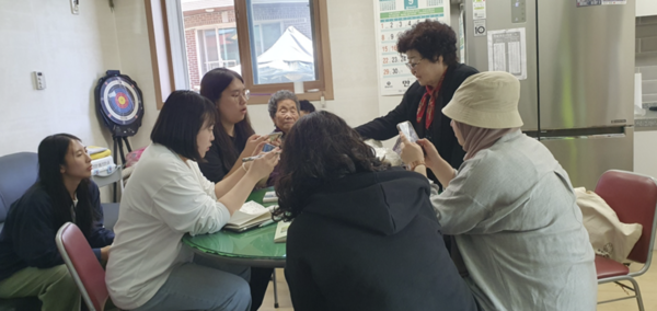 연천으로 정기 현지조사를 떠난 문화인류학과 학생들이 경로당에서 주민과의 인터뷰를 진행하고 있다.