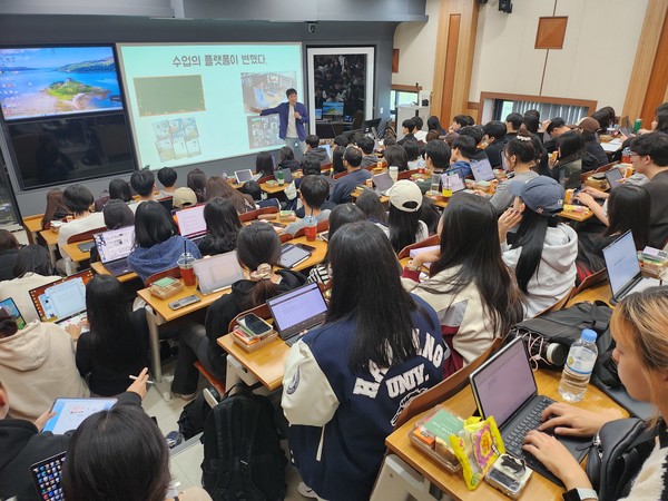 ▲ 사범바카라 온라인이 지난달 21일 개최한 'AI 디지털 교과서, 예비 교원 디지털 역량 강화 부트캠프'에 참여한 사범대학 소속 학부생 및 교강사가 총론 교육을 듣고 있다.