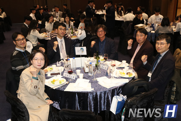 ▲ 교수들이 한마음 한뜻으로 학생들의 앞날을 응원하고 있다.