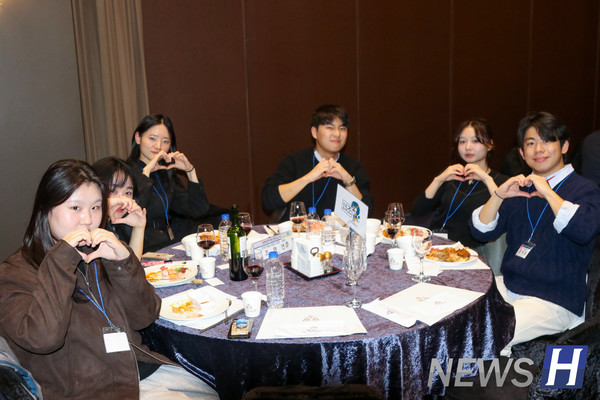 ▲ 즐거운 자리에 기쁜 마음으로 포즈를 취하는 멘토와 멘티들.