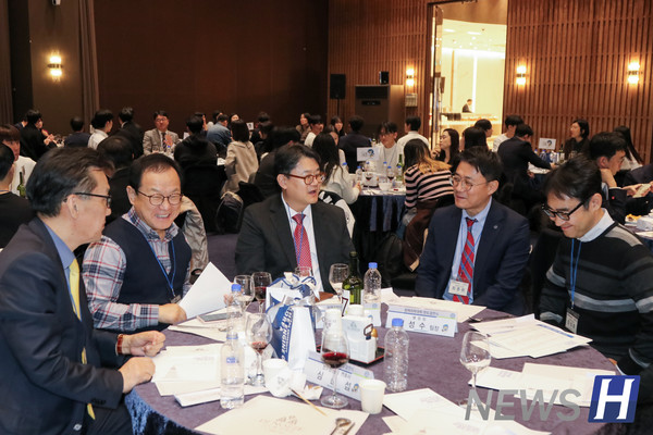 ▲ 정책과학대 교수들이 모여 멘토 결연식을 준비하는 모습.