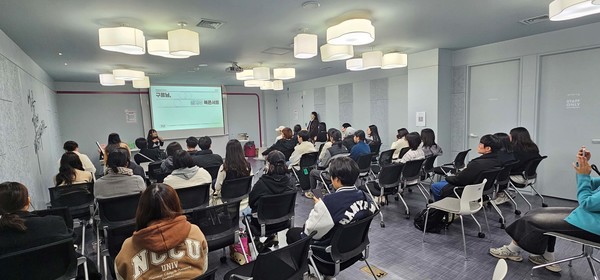굴러라 구르님 김지우 작가와 참여자들이 북토크를 진행하고 있다.