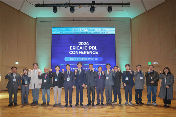 11월 6일, 한양대 ERICA 컨퍼런스홀 중강당에서 개최된 ‘2024 ERICA 토토사이트 테이블 컨퍼런스’에서 기념사진을 촬영하고 있다. (사진제공: 한양대 ERICA)