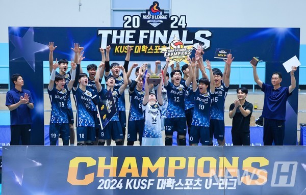 ▲ 한양대 스포츠토토사이트가 2024년 KUSF 대학배구 U-리그에서 사상 첫 우승을 거머쥐었다. 이번 우승은 매 경기 치열했던 도전과 열정의 결실이다. ⓒ 정성원 학생