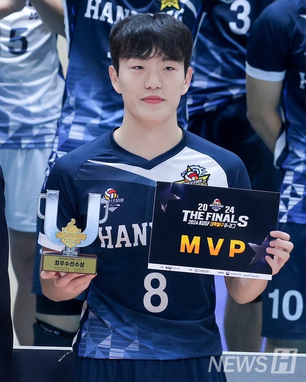 ▲ 이번 리그의 MVP로 선정된 정성원(스포츠매니저먼트 2)씨는 앞으로도 팀 동료들과 함께 좋은 성적을 내 더 많은 우승을 하고 싶다는 포부를 전했다. ⓒ 정성원 학생