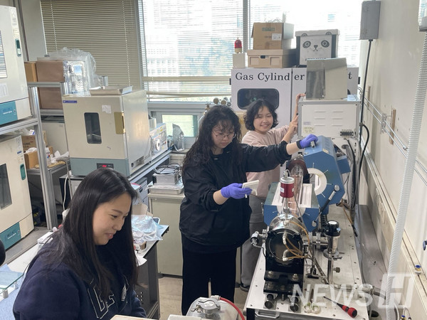 ▲ Professor Park, who believes that "education and win 토토사이트 must go hand in hand," expressed his desire to continue win 토토사이트ing while nurturing students with this belief in mind. ⓒ Professor Park Ho-bum  