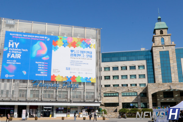 ▲ 슬롯사이트 네임드카지노플라자에 화려한 축제의 서막을 알리는 현수막이 걸렸다.