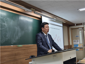 ▲특강을 진행하는 성동구상공회 유기현 회장