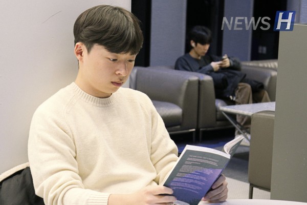▲ 편안한 공간에서 독서의 여유를 만끽하는 학생.