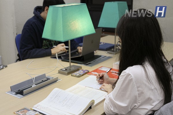 ▲ 글귀를 노트에 정리하며 곱씹어 보기도 한다.