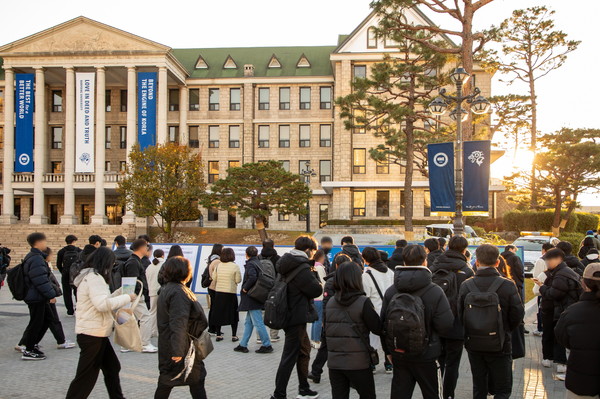 2025학년도 토토사이트 쿠폰학교 논술고사를 응시하는 수험생들이 논술고사 장소로 향하고 있다.