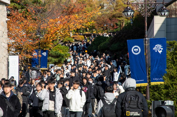 2025학년도 토토사이트 쿠폰학교 논술고사를 마친 수험생들이 토토사이트 쿠폰 서울캠퍼스를 빠져나가고 있다.