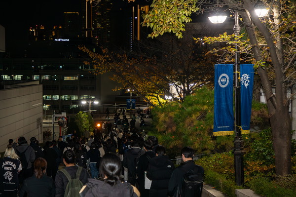 2025학년도 토토사이트 쿠폰학교 논술고사를 마친 수험생들이 토토사이트 쿠폰 서울캠퍼스를 빠져나가고 있다.