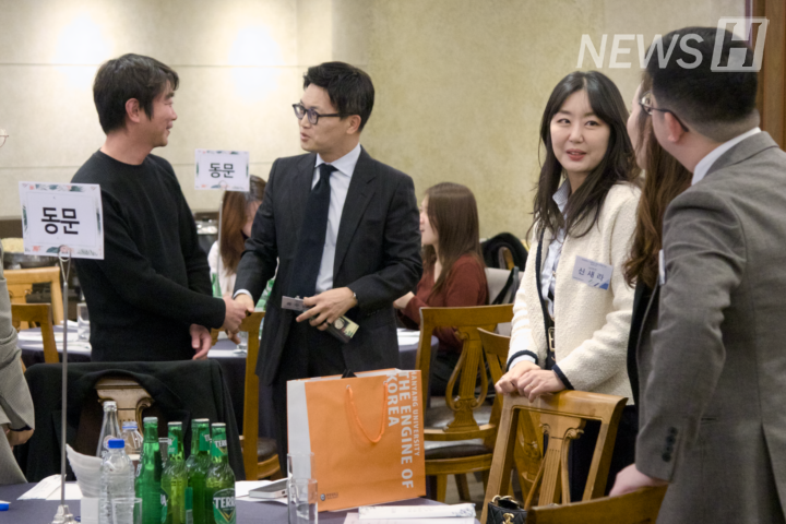▲ 오랜만에 만난 동문이 서로 안부 인사를 전하며 친목을 다지고 있다.