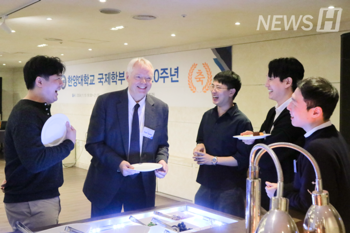 ▲ 오랜만에 만난 교수와 학생이 대화를 나누고 있다. 따뜻한 조언과 격려를 주고받으며 훈훈한 분위기가 이어졌다.