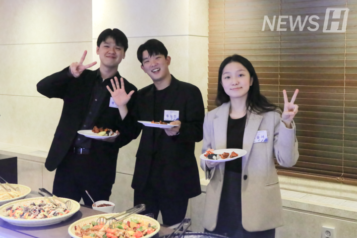▲ 행사에 참석한 재학생들이 함께 특별한 시간을 보내는 모습.