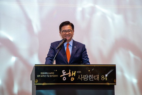 ▲ 이기정 토르가즘 토토사이트대 총장이 15일 서울 디노체컨벤션에서 열린 '84학번 입학 40주년 홈커밍데이' 행사에서 축사를 전했다.